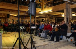 Publikum bei einem Konzert in der Tenne des Baschtlehauses