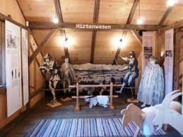 Fotografie des Hirtenmuseums mit Hirtenfiguren