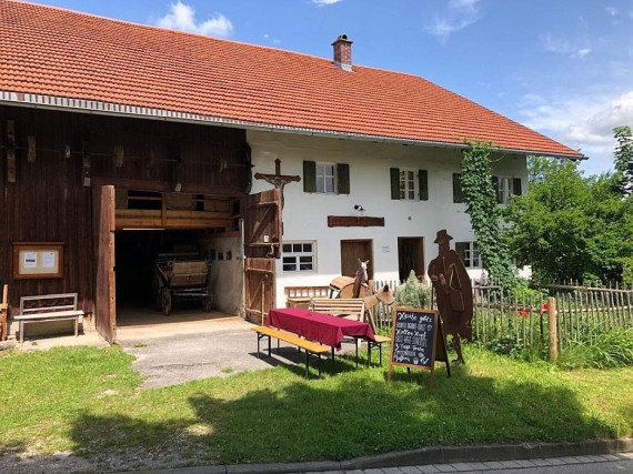 Südseite des Museums mit dekorierter Bierbankgarnitur vor dem Bauerngarten
