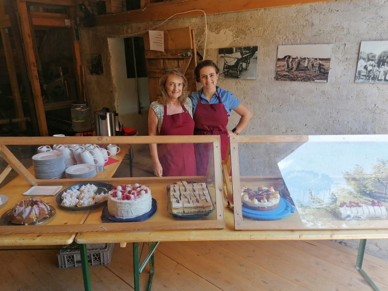 04 Angelika und Julia, die Organisatorinnen des Kuchenverkaufs