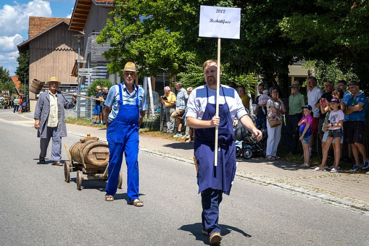 Aktionstag 2002 - Vom G&uuml;lleschapfen zum 14.000-Liter-Fass - der Bsch&uuml;ttetag