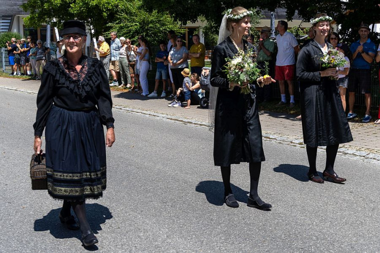 Aktionstag 2006 - Bauernhochzeit - Braut mit Schlotterk&ouml;lle und Beschte