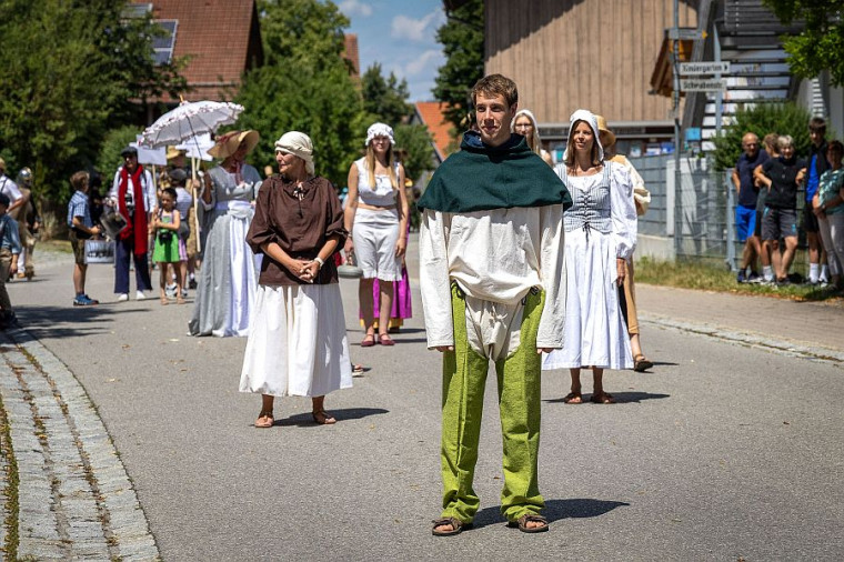 Aktionstag 2012 - Historische Gewandschau - B&auml;uerliche Kleidung im Mittelalter