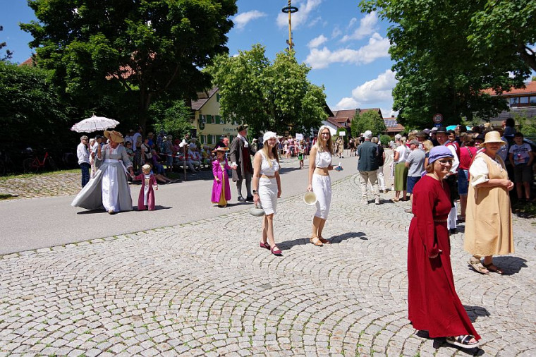 Aktionstag 2012 - Historische Gewandschau - B&uuml;rgerliche Frau und Nachtgew&auml;nder