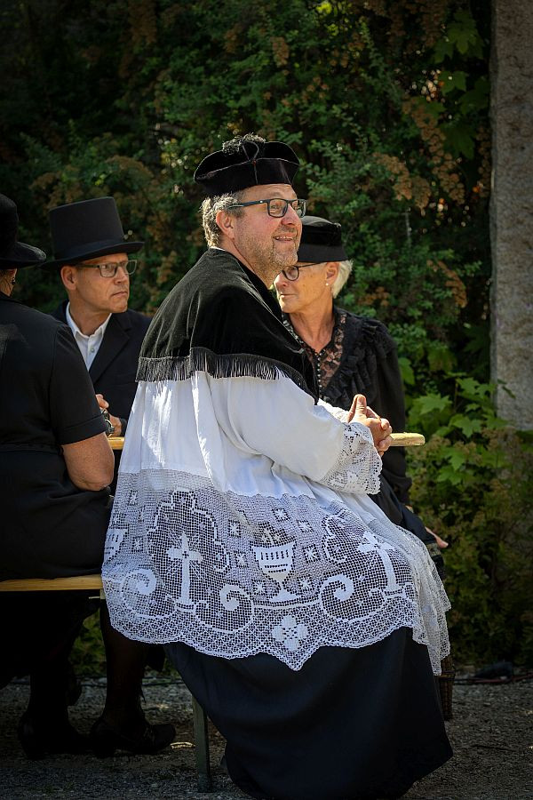 Pfarrer, Ehrengesell und Schlotterk&ouml;lle verfolgen die Zeremonie.