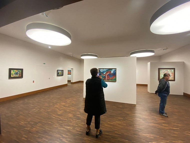 Großzügige Museumsräume mit faszinierenden Gemälden