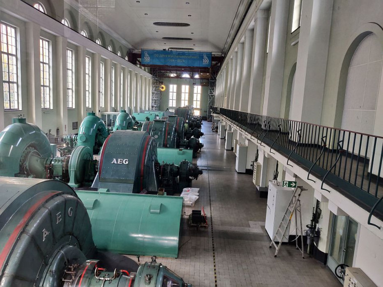 Maschinenhalle mit sieben Turbinen